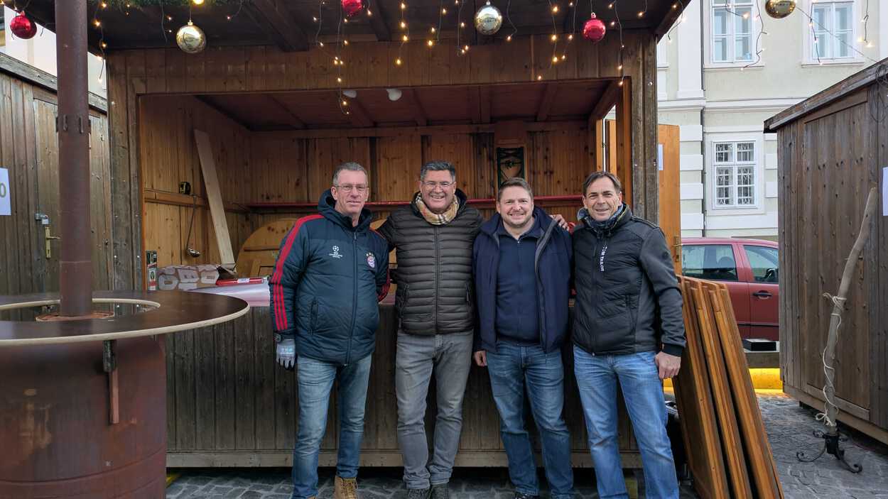 Aufbau des Adventmarktstandes – Danke an die Helfer